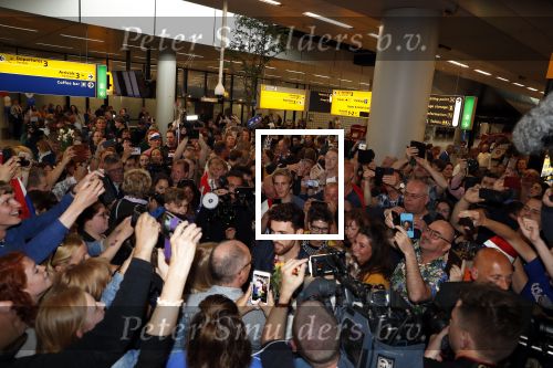 Schiphol  19 mei 2019
Vele fans wachten Duncan Laurence op nadat hij op schiphol is geland . De avond ervoor heeft hij het songfestival gewonnen in israel