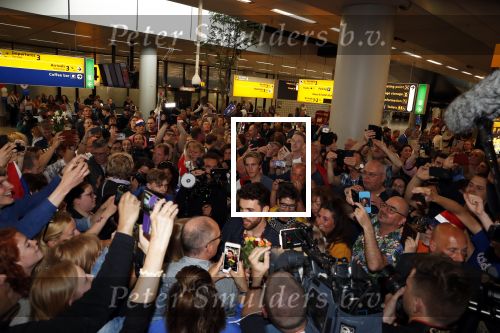 Schiphol  19 mei 2019
Vele fans wachten Duncan Laurence op nadat hij op schiphol is geland . De avond ervoor heeft hij het songfestival gewonnen in israel