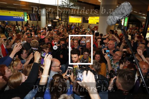 Schiphol  19 mei 2019
Vele fans wachten Duncan Laurence op nadat hij op schiphol is geland . De avond ervoor heeft hij het songfestival gewonnen in israel