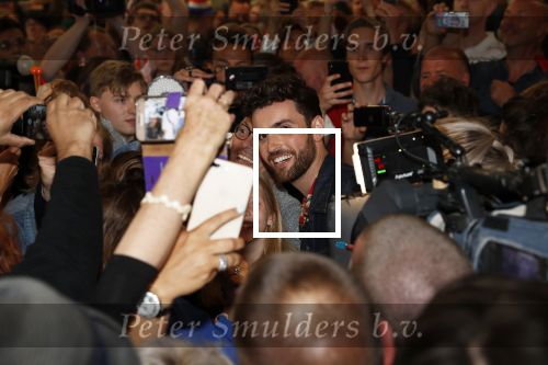 Schiphol  19 mei 2019
Vele fans wachten Duncan Laurence op nadat hij op schiphol is geland . De avond ervoor heeft hij het songfestival gewonnen in israel