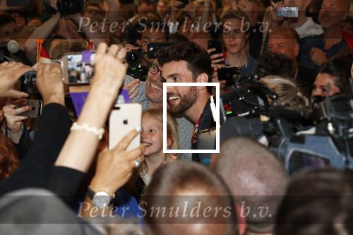 Schiphol  19 mei 2019
Vele fans wachten Duncan Laurence op nadat hij op schiphol is geland . De avond ervoor heeft hij het songfestival gewonnen in israel