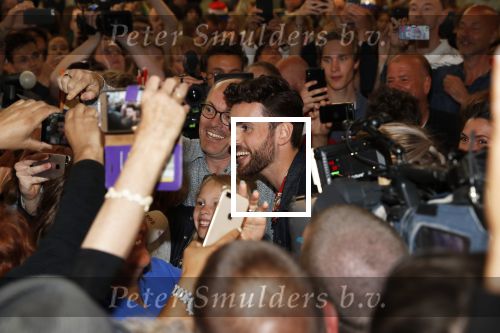 Schiphol  19 mei 2019
Vele fans wachten Duncan Laurence op nadat hij op schiphol is geland . De avond ervoor heeft hij het songfestival gewonnen in israel