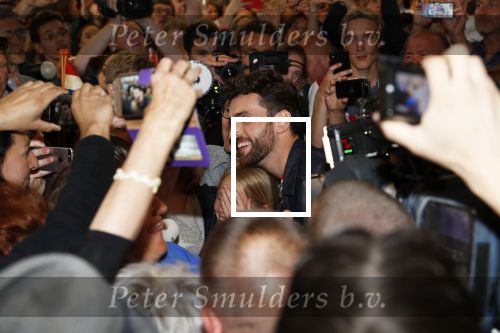 Schiphol  19 mei 2019
Vele fans wachten Duncan Laurence op nadat hij op schiphol is geland . De avond ervoor heeft hij het songfestival gewonnen in israel