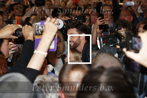 Schiphol  19 mei 2019
Vele fans wachten Duncan Laurence op nadat hij op schiphol is geland . De avond ervoor heeft hij het songfestival gewonnen in israel
