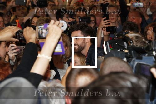Schiphol  19 mei 2019
Vele fans wachten Duncan Laurence op nadat hij op schiphol is geland . De avond ervoor heeft hij het songfestival gewonnen in israel