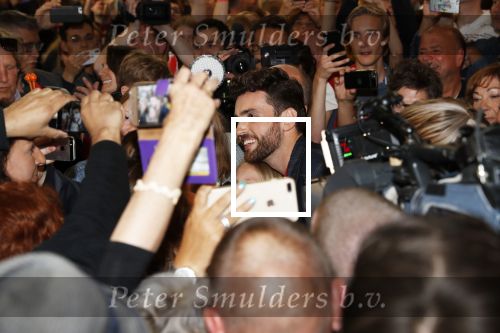 Schiphol  19 mei 2019
Vele fans wachten Duncan Laurence op nadat hij op schiphol is geland . De avond ervoor heeft hij het songfestival gewonnen in israel