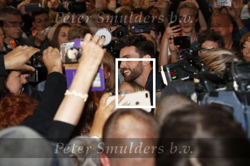 Schiphol  19 mei 2019
Vele fans wachten Duncan Laurence op nadat hij op schiphol is geland . De avond ervoor heeft hij het songfestival gewonnen in israel