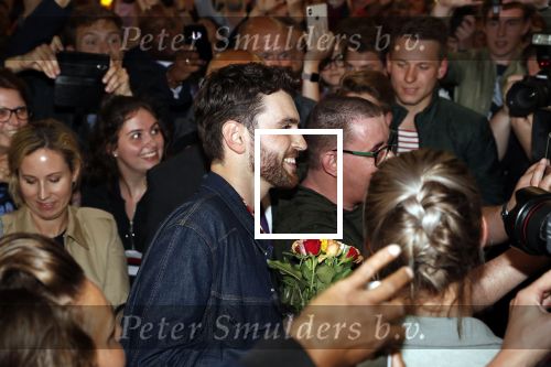 Schiphol  19 mei 2019
Vele fans wachten Duncan Laurence op nadat hij op schiphol is geland . De avond ervoor heeft hij het songfestival gewonnen in israel