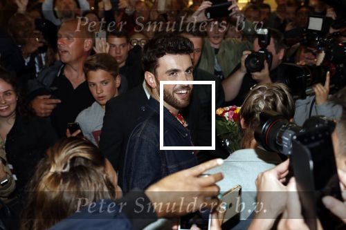 Schiphol  19 mei 2019
Vele fans wachten Duncan Laurence op nadat hij op schiphol is geland . De avond ervoor heeft hij het songfestival gewonnen in israel