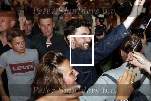 Schiphol  19 mei 2019
Vele fans wachten Duncan Laurence op nadat hij op schiphol is geland . De avond ervoor heeft hij het songfestival gewonnen in israel