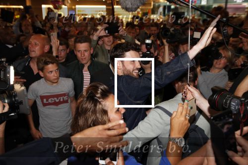 Schiphol  19 mei 2019
Vele fans wachten Duncan Laurence op nadat hij op schiphol is geland . De avond ervoor heeft hij het songfestival gewonnen in israel