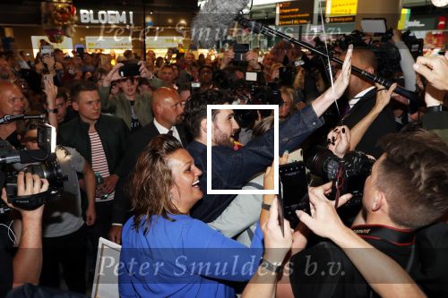 Schiphol  19 mei 2019
Vele fans wachten Duncan Laurence op nadat hij op schiphol is geland . De avond ervoor heeft hij het songfestival gewonnen in israel