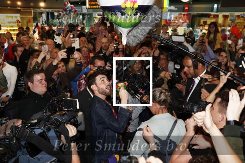 Schiphol  19 mei 2019
Vele fans wachten Duncan Laurence op nadat hij op schiphol is geland . De avond ervoor heeft hij het songfestival gewonnen in israel