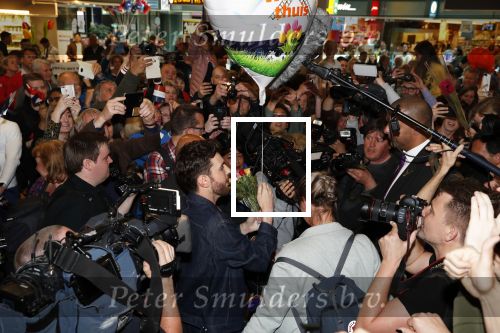 Schiphol  19 mei 2019
Vele fans wachten Duncan Laurence op nadat hij op schiphol is geland . De avond ervoor heeft hij het songfestival gewonnen in israel