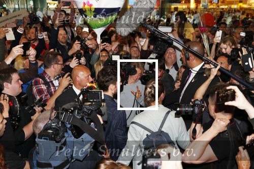 Schiphol  19 mei 2019
Vele fans wachten Duncan Laurence op nadat hij op schiphol is geland . De avond ervoor heeft hij het songfestival gewonnen in israel