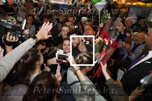 Schiphol  19 mei 2019
Vele fans wachten Duncan Laurence op nadat hij op schiphol is geland . De avond ervoor heeft hij het songfestival gewonnen in israel