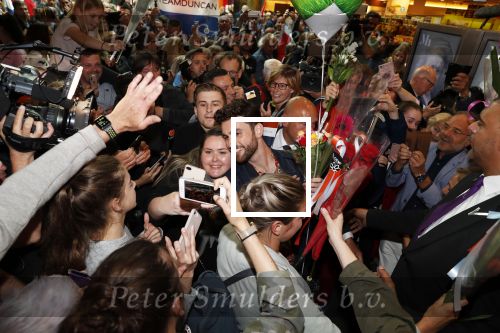 Schiphol  19 mei 2019
Vele fans wachten Duncan Laurence op nadat hij op schiphol is geland . De avond ervoor heeft hij het songfestival gewonnen in israel