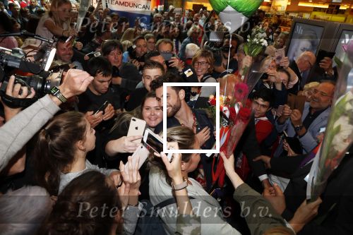 Schiphol  19 mei 2019
Vele fans wachten Duncan Laurence op nadat hij op schiphol is geland . De avond ervoor heeft hij het songfestival gewonnen in israel