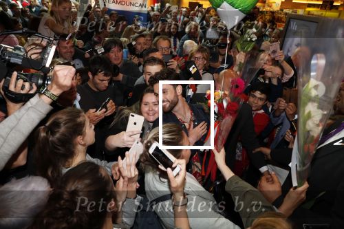 Schiphol  19 mei 2019
Vele fans wachten Duncan Laurence op nadat hij op schiphol is geland . De avond ervoor heeft hij het songfestival gewonnen in israel