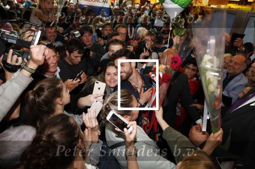 Schiphol  19 mei 2019
Vele fans wachten Duncan Laurence op nadat hij op schiphol is geland . De avond ervoor heeft hij het songfestival gewonnen in israel