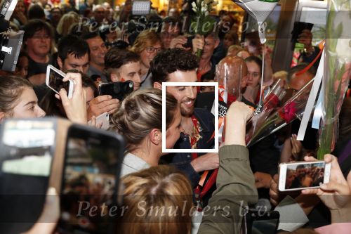 Schiphol  19 mei 2019
Vele fans wachten Duncan Laurence op nadat hij op schiphol is geland . De avond ervoor heeft hij het songfestival gewonnen in israel