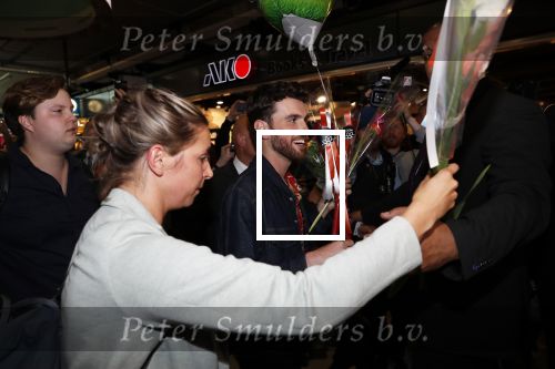 Schiphol  19 mei 2019
Vele fans wachten Duncan Laurence op nadat hij op schiphol is geland . De avond ervoor heeft hij het songfestival gewonnen in israel