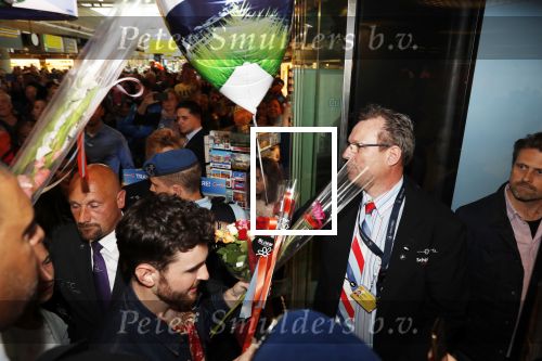 Schiphol  19 mei 2019
Vele fans wachten Duncan Laurence op nadat hij op schiphol is geland . De avond ervoor heeft hij het songfestival gewonnen in israel