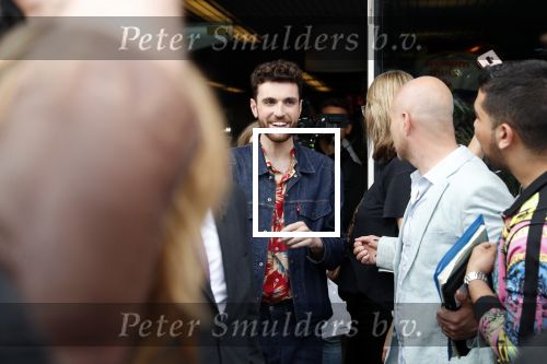 Schiphol  19 mei 2019
Vele fans wachten Duncan Laurence op nadat hij op schiphol is geland . De avond ervoor heeft hij het songfestival gewonnen in israel