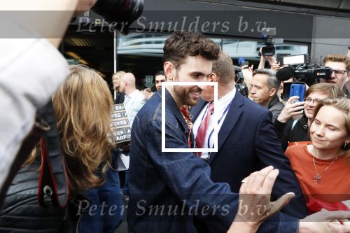 Schiphol  19 mei 2019
Vele fans wachten Duncan Laurence op nadat hij op schiphol is geland . De avond ervoor heeft hij het songfestival gewonnen in israel