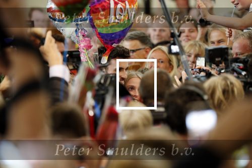 Schiphol  19 mei 2019
Vele fans wachten Duncan Laurence op nadat hij op schiphol is geland . De avond ervoor heeft hij het songfestival gewonnen in israel