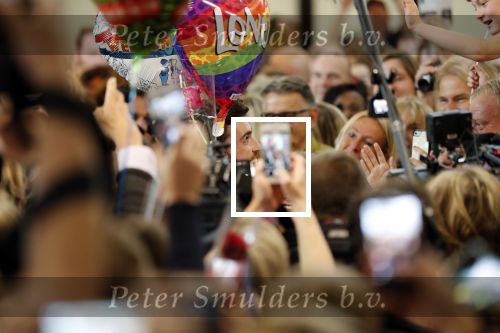 Schiphol  19 mei 2019
Vele fans wachten Duncan Laurence op nadat hij op schiphol is geland . De avond ervoor heeft hij het songfestival gewonnen in israel