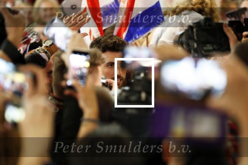 Schiphol  19 mei 2019
Vele fans wachten Duncan Laurence op nadat hij op schiphol is geland . De avond ervoor heeft hij het songfestival gewonnen in israel