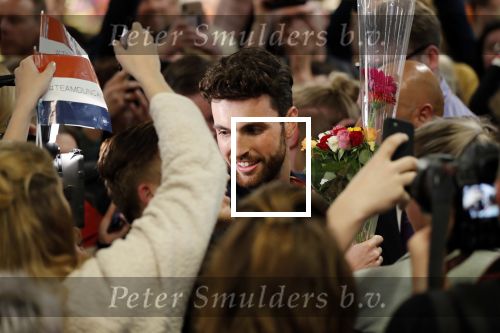 Schiphol  19 mei 2019
Vele fans wachten Duncan Laurence op nadat hij op schiphol is geland . De avond ervoor heeft hij het songfestival gewonnen in israel