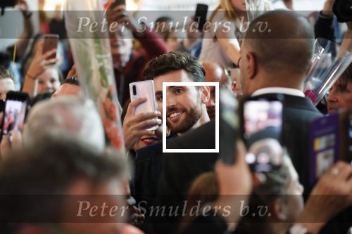 Schiphol  19 mei 2019
Vele fans wachten Duncan Laurence op nadat hij op schiphol is geland . De avond ervoor heeft hij het songfestival gewonnen in israel