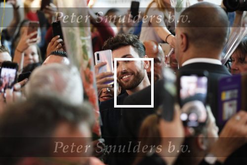 Schiphol  19 mei 2019
Vele fans wachten Duncan Laurence op nadat hij op schiphol is geland . De avond ervoor heeft hij het songfestival gewonnen in israel