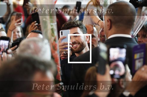 Schiphol  19 mei 2019
Vele fans wachten Duncan Laurence op nadat hij op schiphol is geland . De avond ervoor heeft hij het songfestival gewonnen in israel