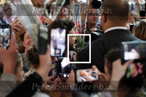 Schiphol  19 mei 2019
Vele fans wachten Duncan Laurence op nadat hij op schiphol is geland . De avond ervoor heeft hij het songfestival gewonnen in israel