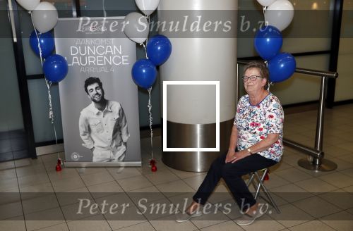 Schiphol  19 mei 2019
Vele fans wachten Duncan Laurence op nadat hij op schiphol is geland . De avond ervoor heeft hij het songfestival gewonnen in israel. Duncan met zijn oma