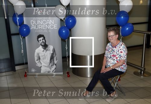 Schiphol  19 mei 2019
Vele fans wachten Duncan Laurence op nadat hij op schiphol is geland . De avond ervoor heeft hij het songfestival gewonnen in israel. Duncan met zijn oma