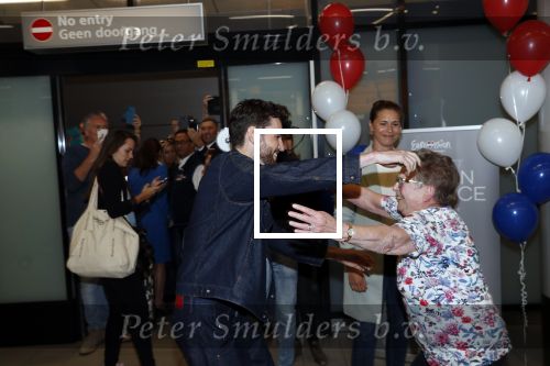 Schiphol  19 mei 2019
Vele fans wachten Duncan Laurence op nadat hij op schiphol is geland . De avond ervoor heeft hij het songfestival gewonnen in israel. Duncan met zijn oma