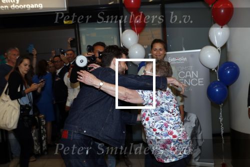 Schiphol  19 mei 2019
Vele fans wachten Duncan Laurence op nadat hij op schiphol is geland . De avond ervoor heeft hij het songfestival gewonnen in israel. Duncan met zijn oma