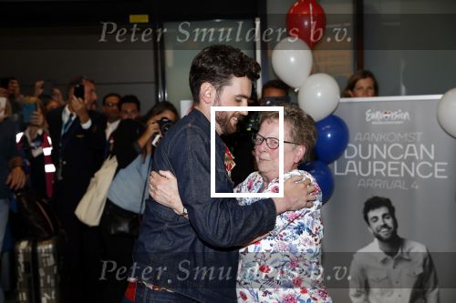 Schiphol  19 mei 2019
Vele fans wachten Duncan Laurence op nadat hij op schiphol is geland . De avond ervoor heeft hij het songfestival gewonnen in israel. Duncan met zijn oma