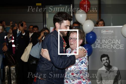 Schiphol  19 mei 2019
Vele fans wachten Duncan Laurence op nadat hij op schiphol is geland . De avond ervoor heeft hij het songfestival gewonnen in israel. Duncan met zijn oma