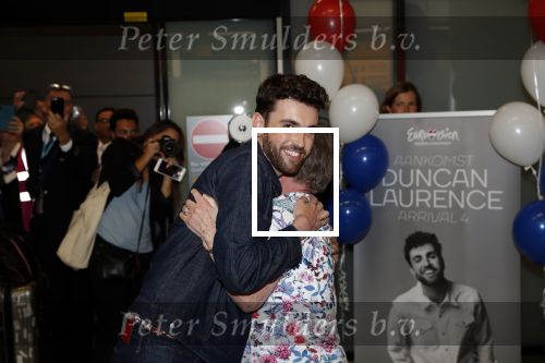 Schiphol  19 mei 2019
Vele fans wachten Duncan Laurence op nadat hij op schiphol is geland . De avond ervoor heeft hij het songfestival gewonnen in israel. Duncan met zijn oma