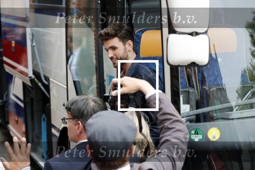 Amsterdam 19 mei 2019
Duncan laurence en zijn vriend Gerco Derksen  komen met bus aan bij westergasfabriek voor programma Jeroen Pauw.