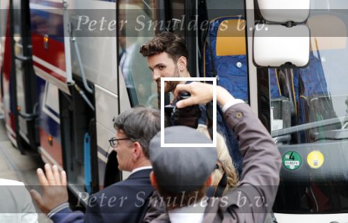 Amsterdam 19 mei 2019
Duncan laurence en zijn vriend Gerco Derksen  komen met bus aan bij westergasfabriek voor programma Jeroen Pauw.