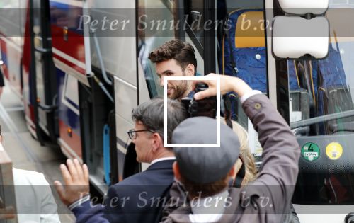 Amsterdam 19 mei 2019
Duncan laurence en zijn vriend Gerco Derksen  komen met bus aan bij westergasfabriek voor programma Jeroen Pauw.
