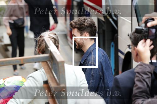 Amsterdam 19 mei 2019
Duncan laurence en zijn vriend Gerco Derksen  komen met bus aan bij westergasfabriek voor programma Jeroen Pauw.