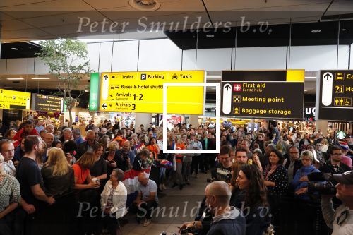 Schiphol  19 mei 2019
Vele fans wachten Duncan Laurence op nadat hij op schiphol is geland . De avond ervoor heeft hij het songfestival gewonnen in israel