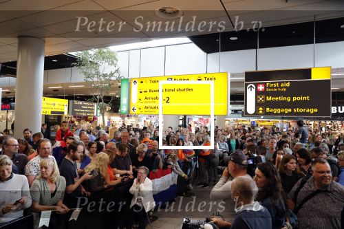 Schiphol  19 mei 2019
Vele fans wachten Duncan Laurence op nadat hij op schiphol is geland . De avond ervoor heeft hij het songfestival gewonnen in israel